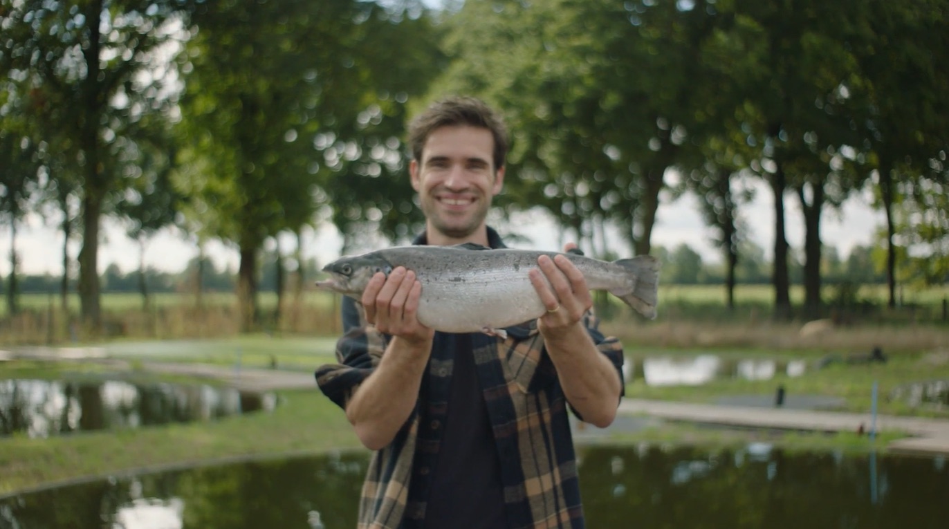 De vis groeit in alle rust op zijn eigen tempo in zo'n twee jaar tot het streefgewicht van 4,5 kilo